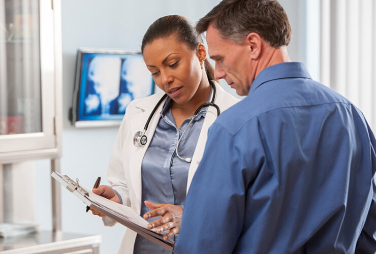 Comprender la importancia de conocer los términos médicos correctos man talking to woman doctor