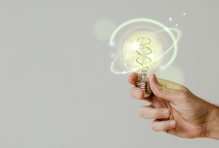 Innovación Digital: Estrategias para Adaptar tu Negocio Tradicional al Mundo Online Mano sujetando bombilla