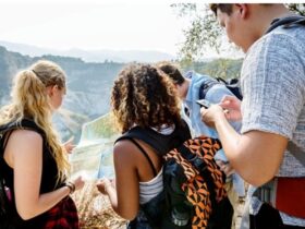 ¿Qué seguros necesito para crear una empresa de turismo activo? chicos con movil