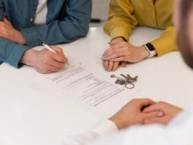 ¿Qué documentación exige la aseguradora antes de emitir la póliza del seguro decenal? contratacion seguro
