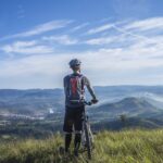 Ciclista de montaña en ruta por la sierra