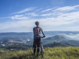 Ciclismo de montaña en la Sierra de Madrid: rutas y consejos para MTB Ciclista de montaña en ruta por la sierra