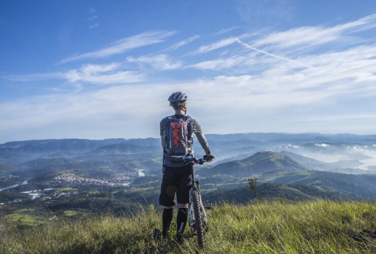 Ciclismo de montaña en la Sierra de Madrid: rutas y consejos para MTB Ciclista de montaña en ruta por la sierra
