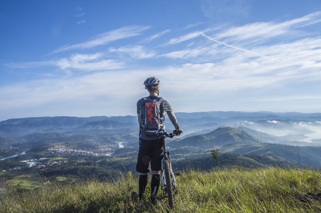 Ciclismo de montaña en la Sierra de Madrid: rutas y consejos para MTB Ciclista de montaña en ruta por la sierra