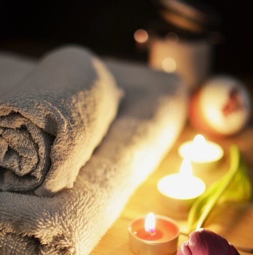 Aguas termales y bienestar en la Sierra de Madrid: escapadas para recargar cuerpo y mente Espacio de bienestar y relajación con velas