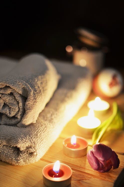 Aguas termales y bienestar en la Sierra de Madrid: escapadas para recargar cuerpo y mente Espacio de bienestar y relajación con velas