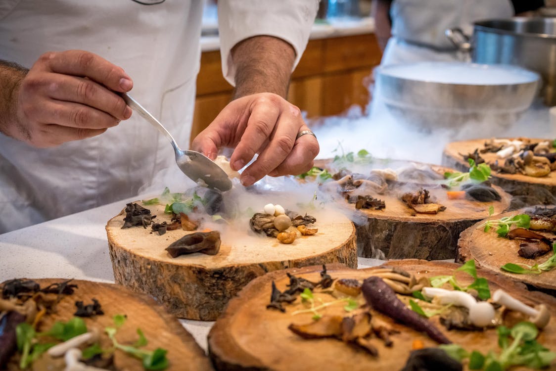 Gastronomía serrana: los platos tradicionales de la Sierra de Madrid que debes probar Platos tradicionales de cocina de montaña