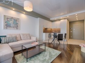 Decoración rústica inspirada en la Sierra de Madrid: cómo llevar la montaña a tu hogar Interior de hogar con decoración rústica y materiales naturales