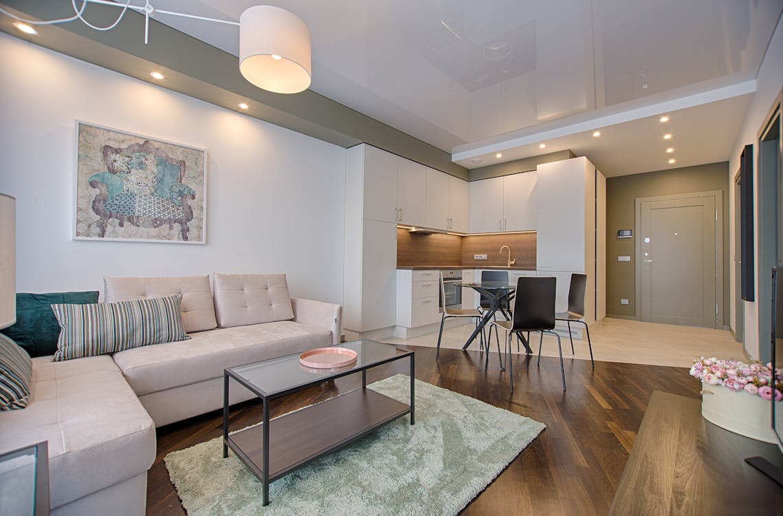 Decoración rústica inspirada en la Sierra de Madrid: cómo llevar la montaña a tu hogar Interior de hogar con decoración rústica y materiales naturales