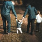 Familia disfrutando de actividades al aire libre en la naturaleza