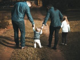 Actividades familiares en la Sierra de Madrid: planes con niños para todas las estaciones Familia disfrutando de actividades al aire libre en la naturaleza
