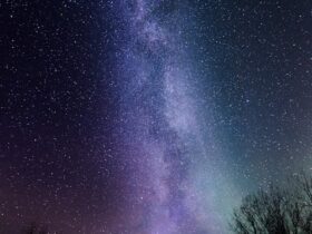 Observación de estrellas en la Sierra de Madrid: los mejores puntos para el astroturismo Cielo estrellado nocturno con Vía Láctea