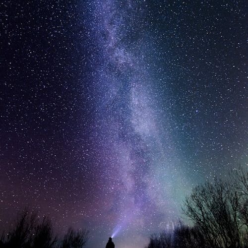 Observación de estrellas en la Sierra de Madrid: los mejores puntos para el astroturismo Cielo estrellado nocturno con Vía Láctea