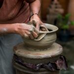 Artesano trabajando cerámica tradicional