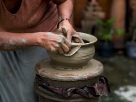 Artesano trabajando cerámica tradicional