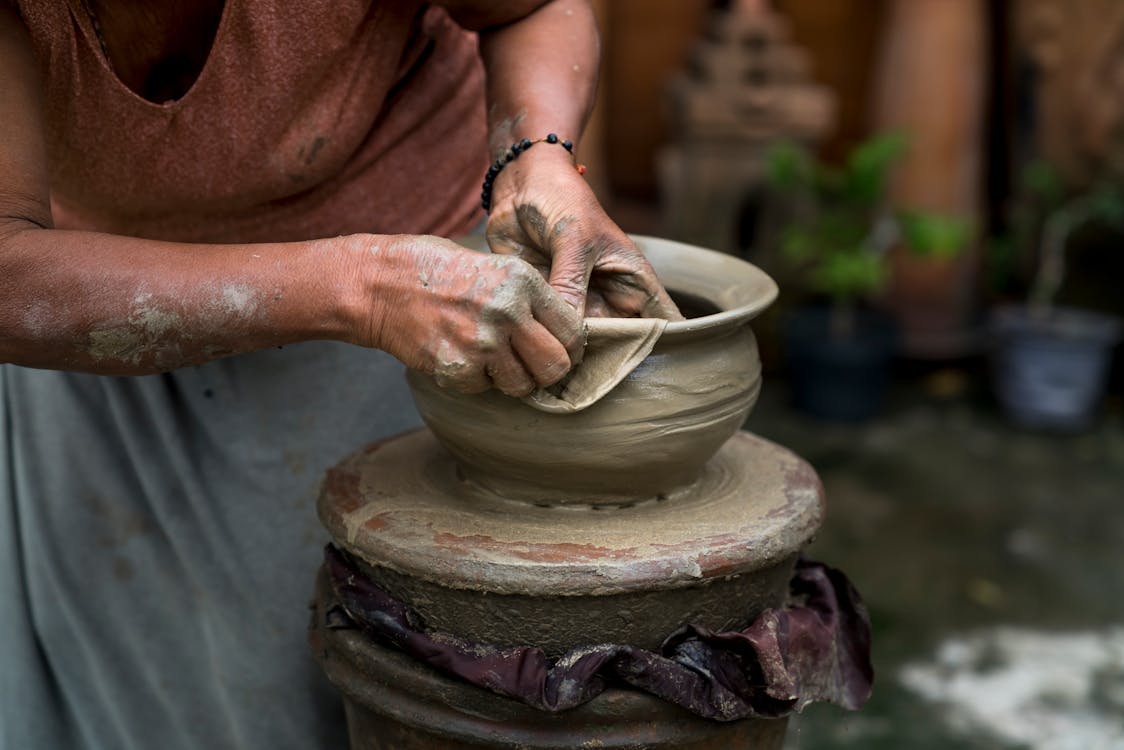 Artesano trabajando cerámica tradicional