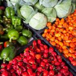 Puesto de mercado con productos locales y artesanales