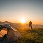Tienda de camping en la naturaleza con montañas