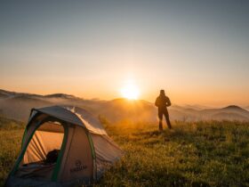 Tienda de camping en la naturaleza con montañas
