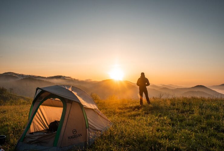 Camping y acampada en la Sierra de Madrid: guía completa para dormir bajo las estrellas Tienda de camping en la naturaleza con montañas