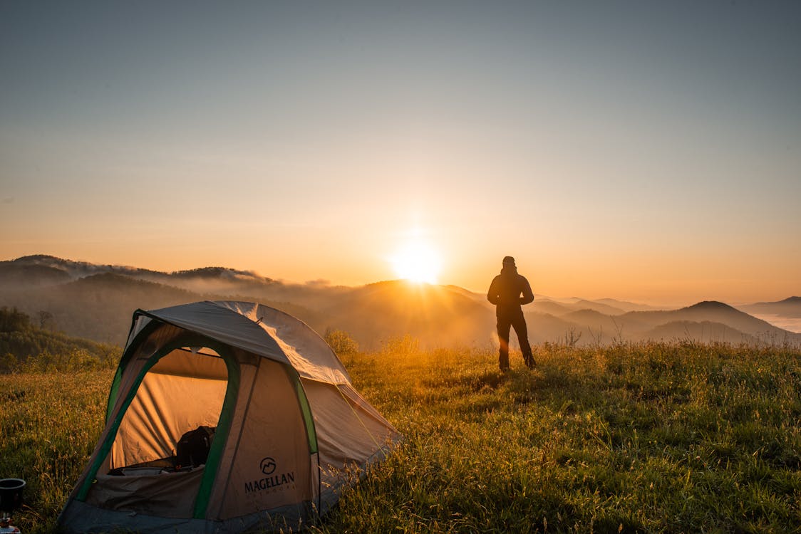 Tienda de camping en la naturaleza con montañas