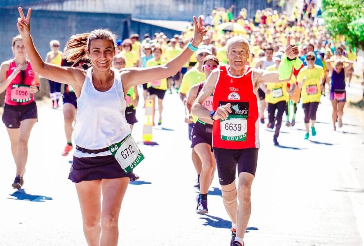 Trail running en la Sierra de Madrid: rutas, equipamiento y consejos para empezar Corredor de trail running en sendero de montaña