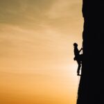 Escalador en pared de roca en la montaña