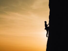 Escalada en la Sierra de Madrid: guía para principiantes y zonas imprescindibles Escalador en pared de roca en la montaña