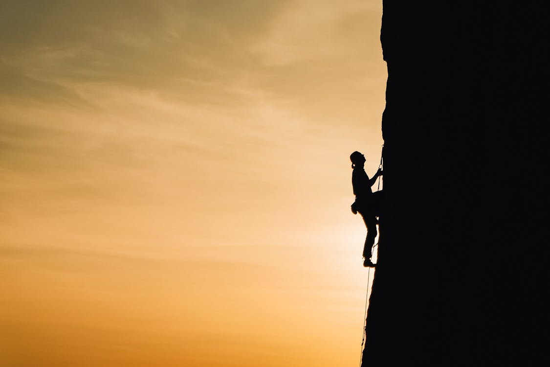 Escalador en pared de roca en la montaña