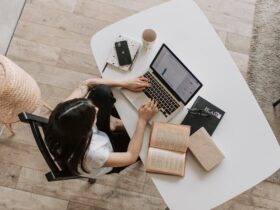 Teletrabajo desde la Sierra de Madrid: guía práctica para profesionales que quieren cambiar de oficina Persona teletrabajando en entorno rural de montaña