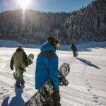 Deportes de nieve en la montaña nevada