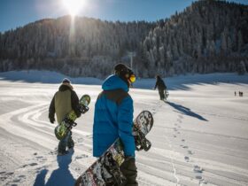 Deportes de nieve en la Sierra de Madrid: esquí, raquetas y más allá Deportes de nieve en la montaña nevada
