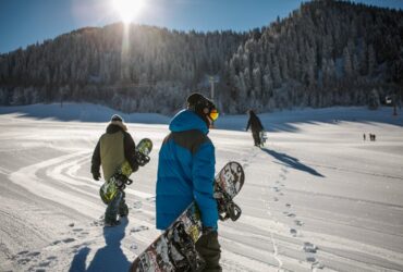 Deportes de nieve en la Sierra de Madrid: esquí, raquetas y más allá Deportes de nieve en la montaña nevada