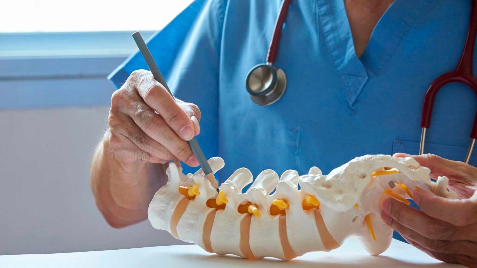 Cuándo derivar un dolor lumbar al especialista de columna: banderas rojas para el fisioterapeuta cirugia columna