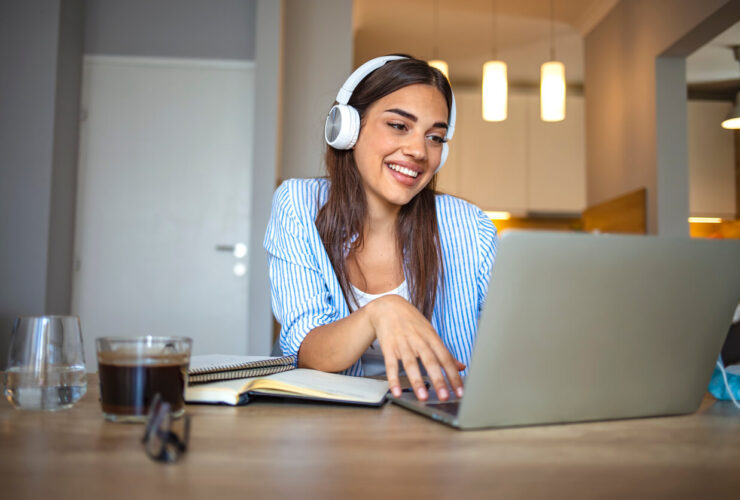 Estudiar mientras viajas: cómo aprovechar la formación virtual sin convertirla en una carga estudio virtual